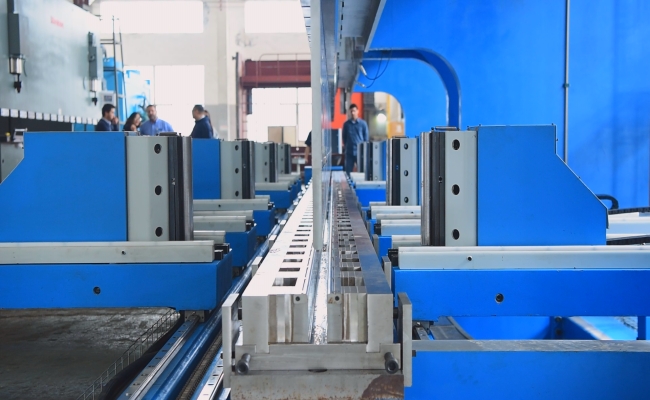 rear feeding for high mast bending machine