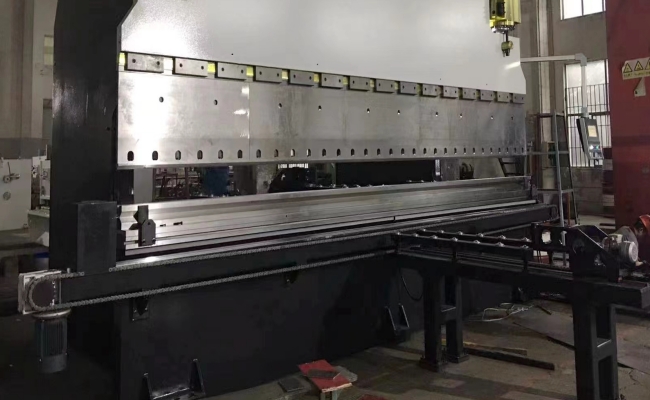 side unloading device of high mast bending machine