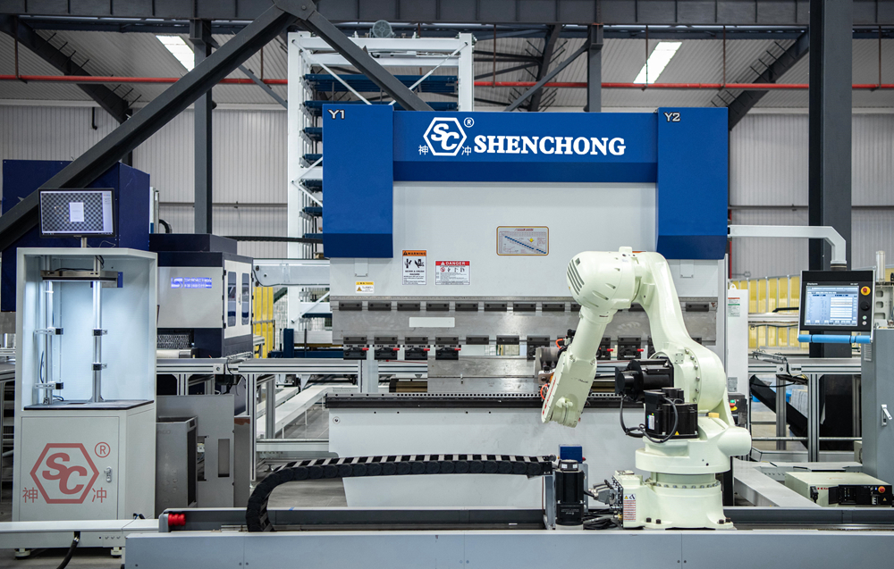 ثني الصفائح المعدنية باستخدام مكبس روبوتي SC