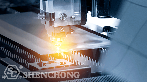 Découpe de plaques au laser à fibre