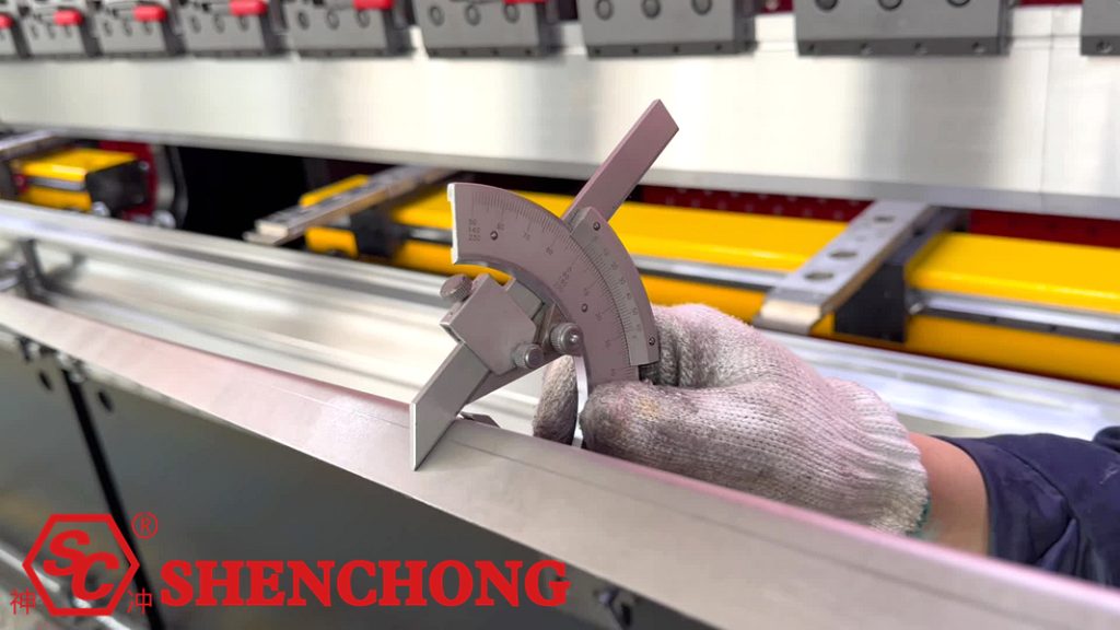 2WDK 130T×3200mm Hybrid-Elektro-Tandem-Abkantpresse zum Biegen von Werkstücken