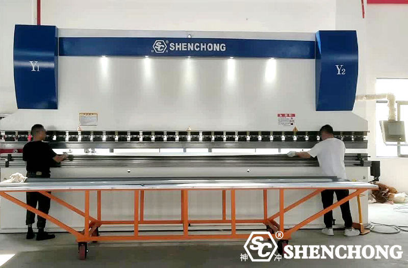 Prensa dobradeira CNC SC WSK de 220 toneladas e 6100 mm