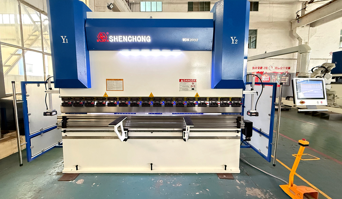 Pressa piegatrice CNC a 8+1 assi WDK 200T 3200MM in vendita