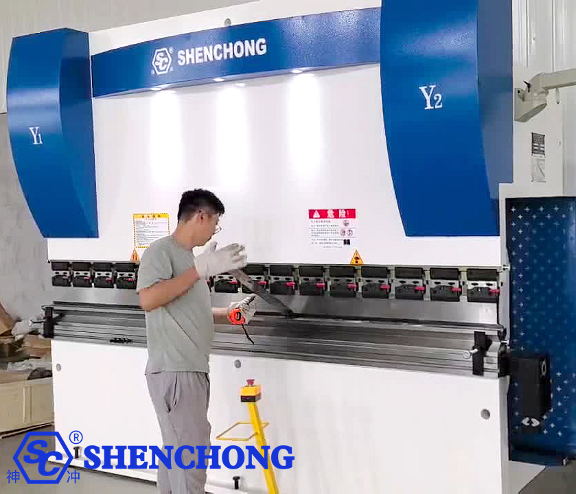 مكبس ثني CNC بقوة 200 طن وسرعة 3200 دورة في الدقيقة، 4+1 محاور، مزود بوحدة تحكم EL15T