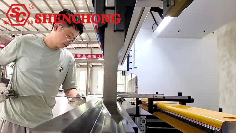 ماكينة ثني الصفائح CNC 200T 3200