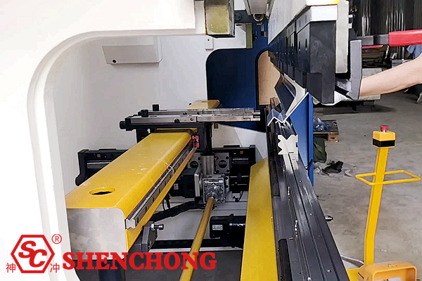 أعمال ثني باستخدام مكبس CNC سعة 63 طنًا و2500 طنًا